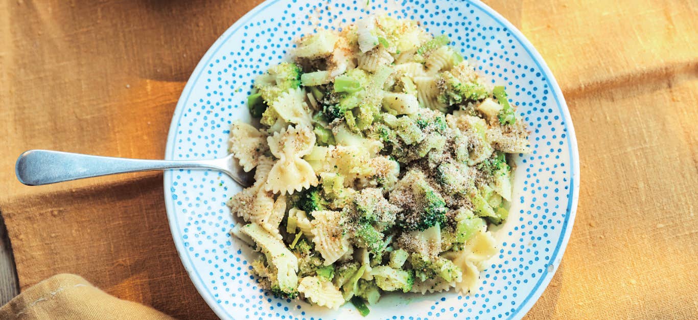 Pasta Con i Broccoli (Pasta with Broccoli) on a pale blue, patterned plate