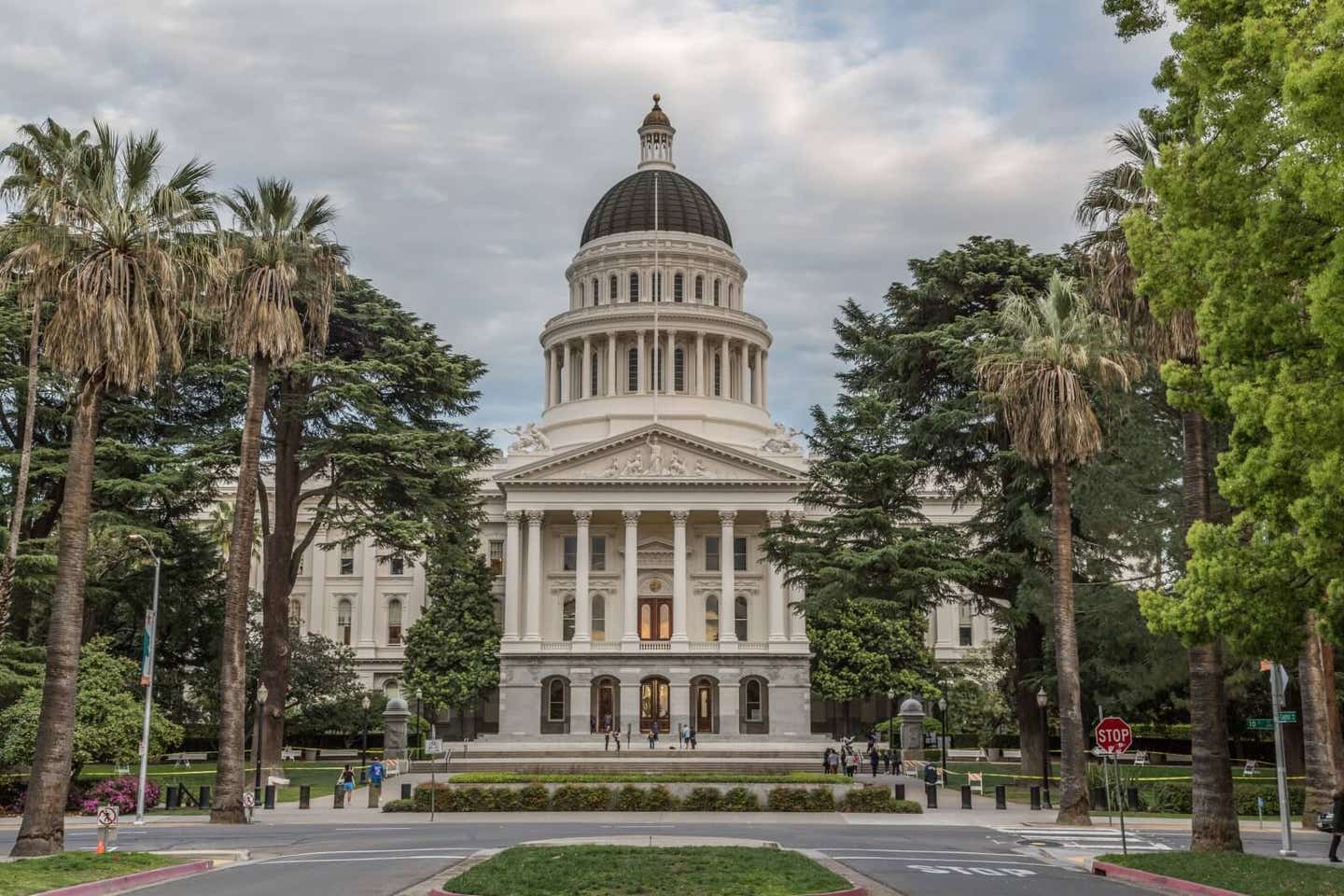 A view of the Sacramento State House from the street