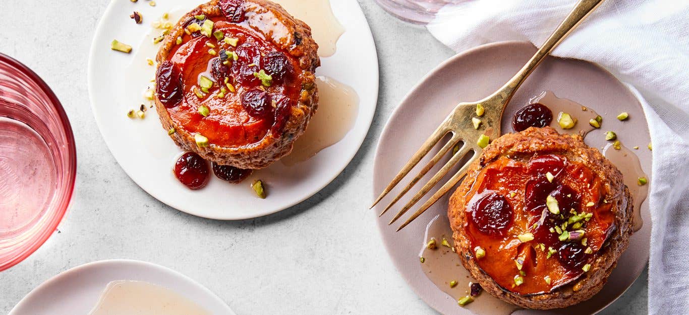 Vegan persimmon baby cakes with pistachios