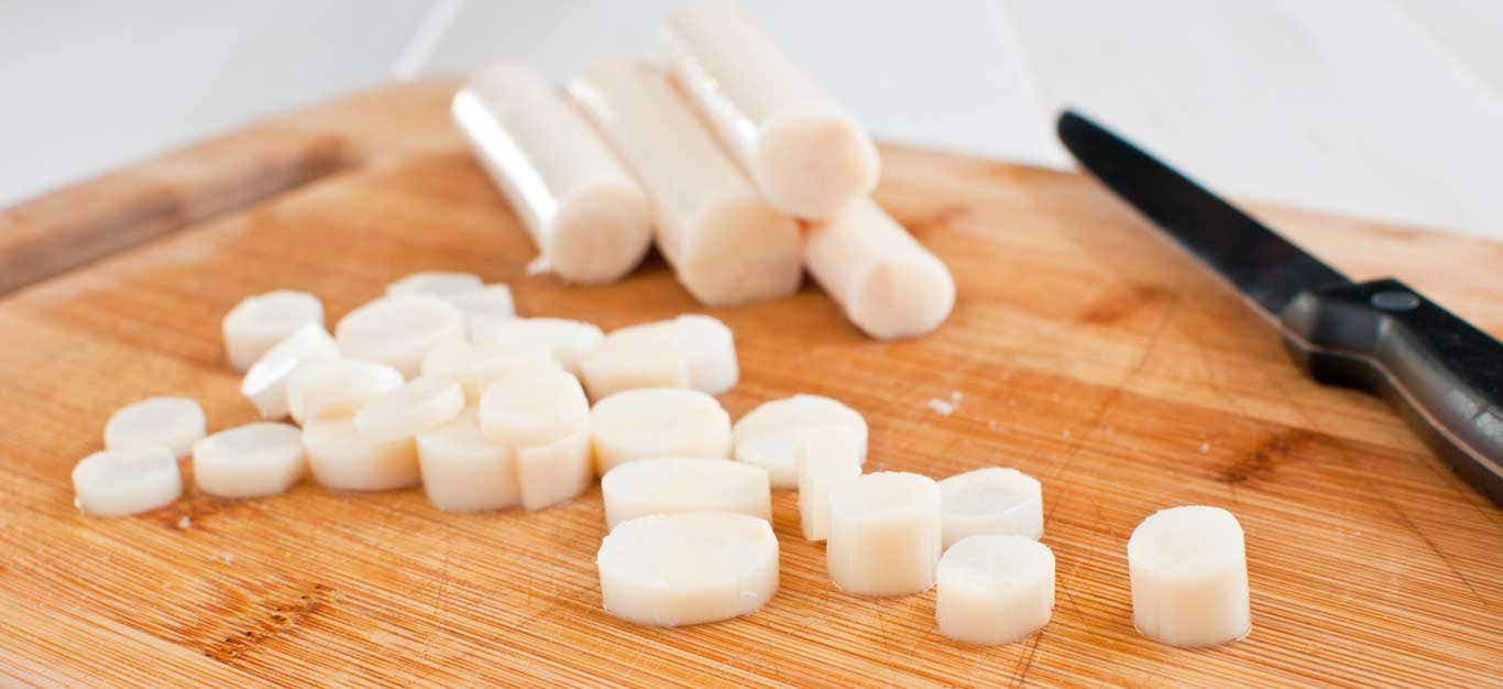 hearts-of-palm-on-a-cutting-board