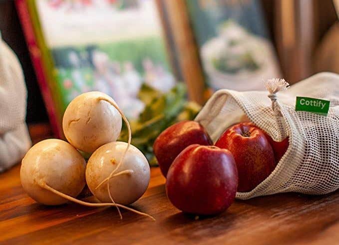 REUSABLE PRODUCE BAGS FILLED WITH APPLES AND ONIONS