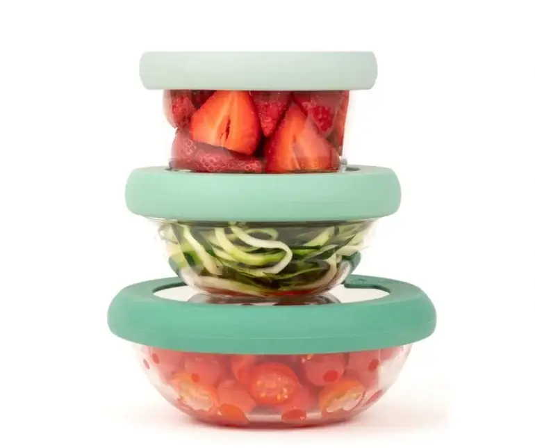 FLEXIBLE FIT LIDS ON GLADD BOWLS FILLED WITH STRAWBERRIES